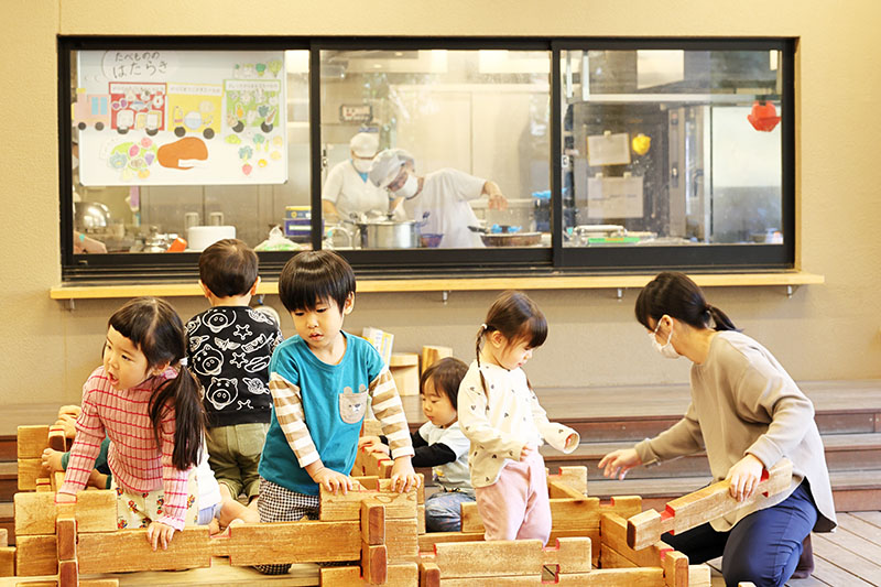 中野みなみ保育園 子どもたちと調理室
