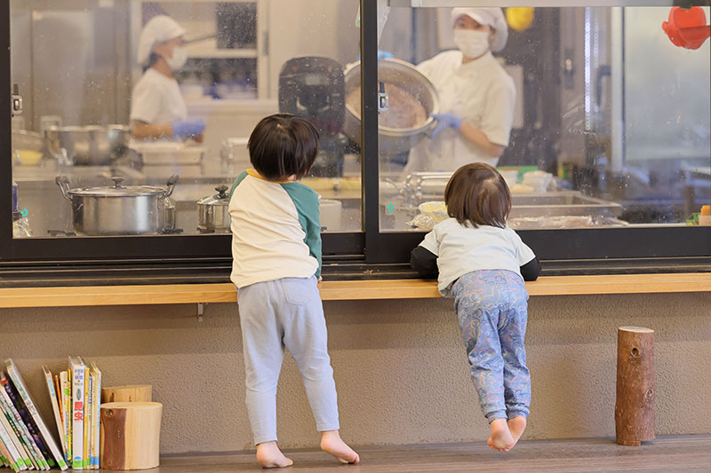 だしのにおいに誘われる幼児たち