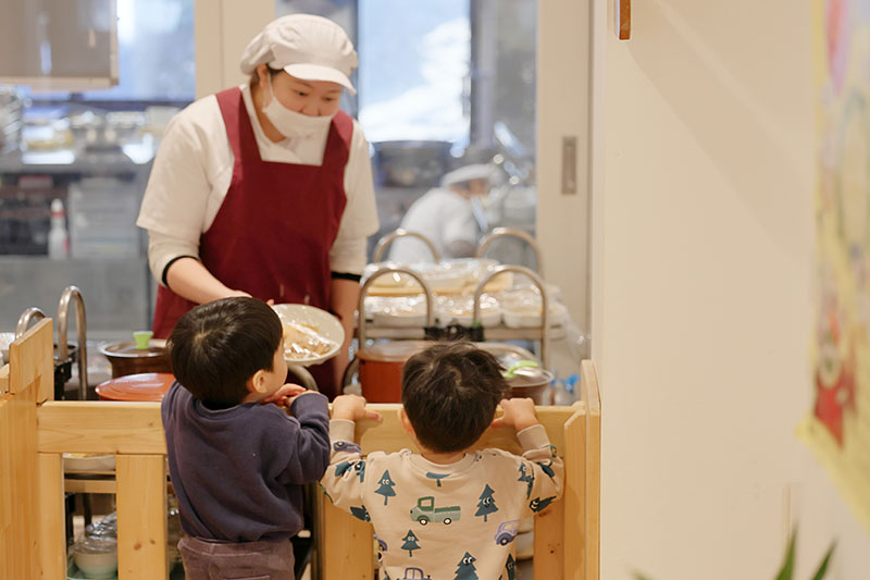 給食室から受け取るごはん