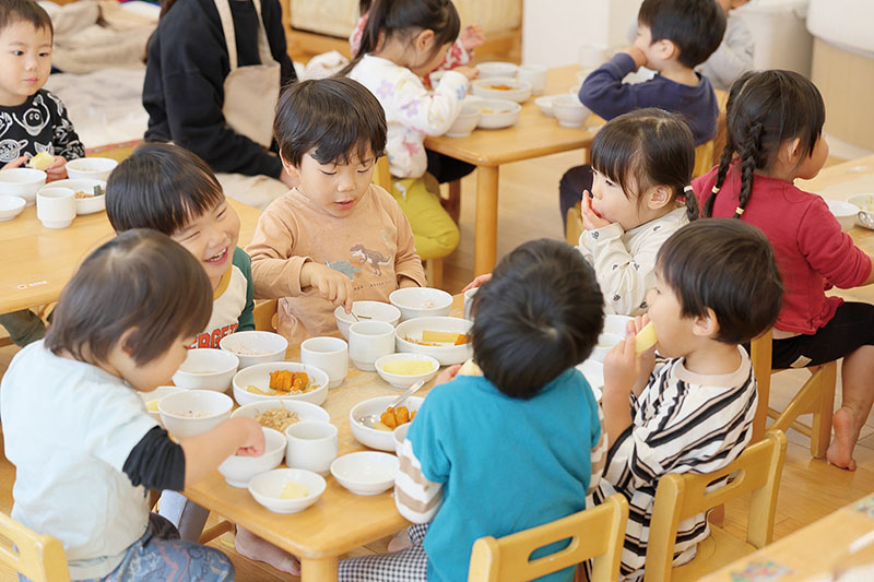 みんなで楽しく食事する子どもたち