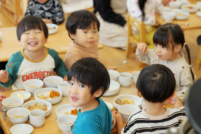 笑顔で食事する子どもたち