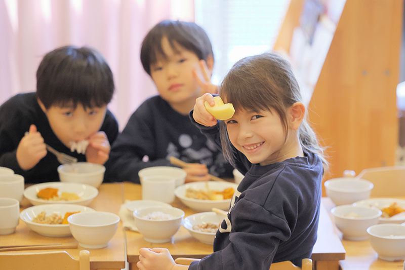 楽しく食事する子どもたち