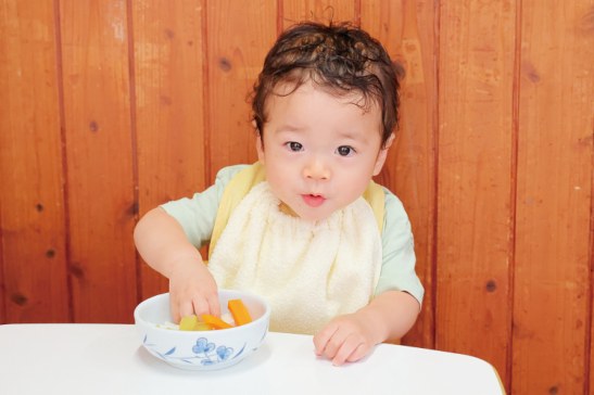 自分の手で食べる赤ちゃん