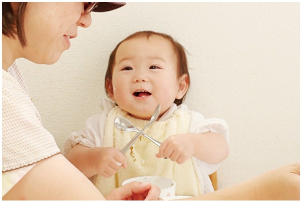 手づかみ食べを楽しむ赤ちゃん