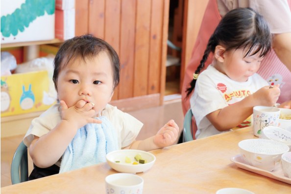 食事の様子を見守る先生たち