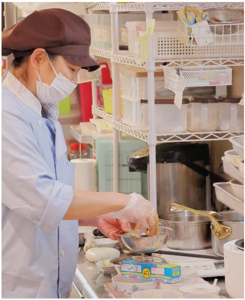 だしをとる給食室