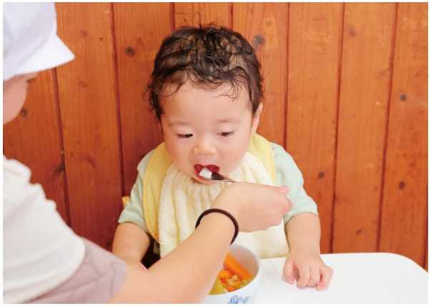 離乳食を食べる子ども